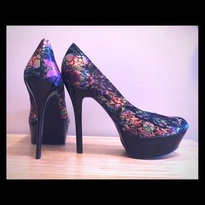 Flower stiletto pump.